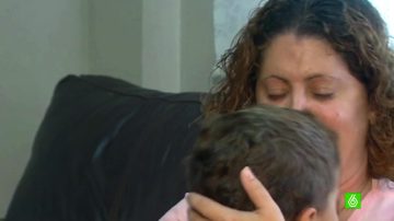 Juan, niño con un tumor cerebral, en brazos de su madre