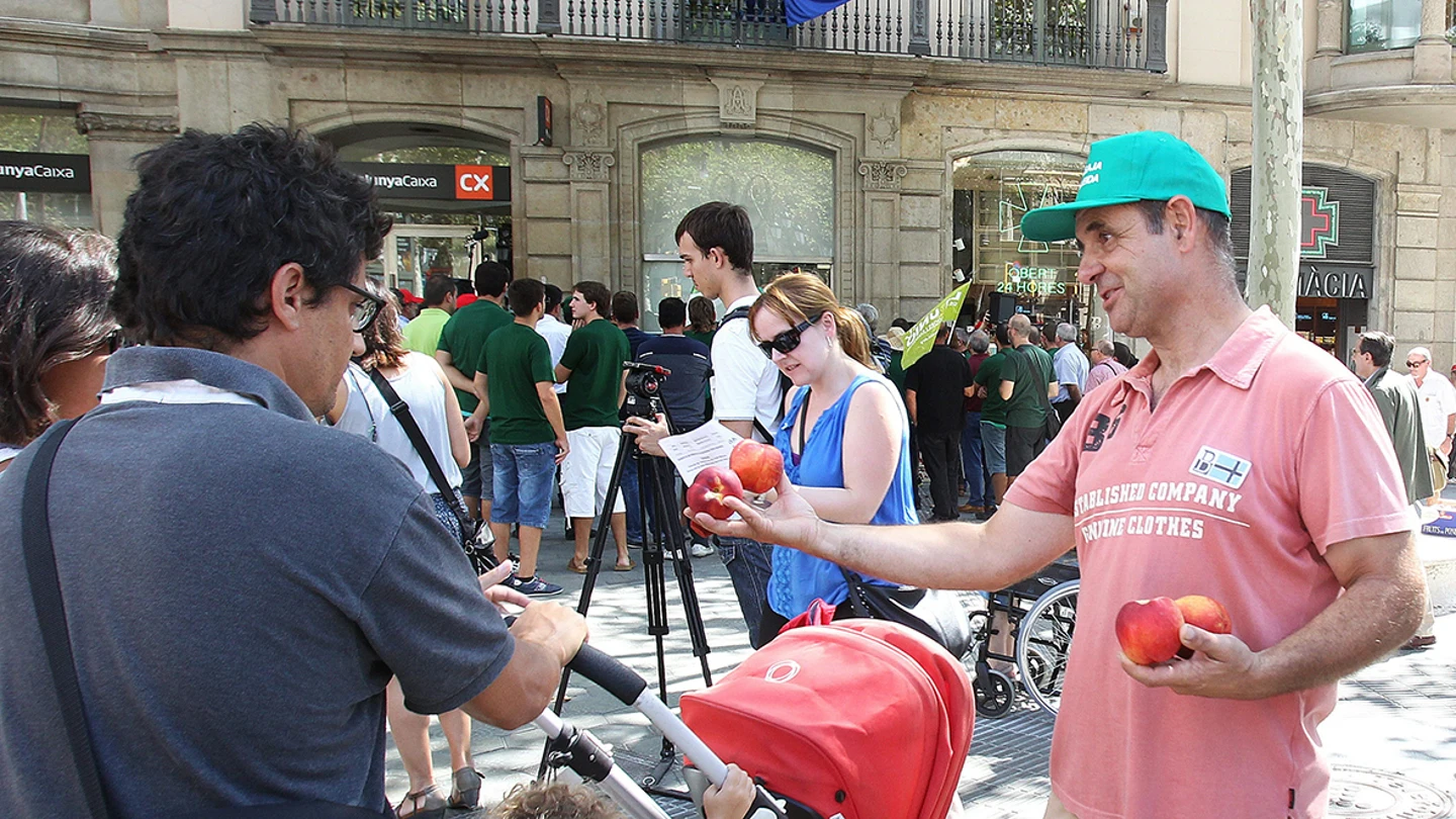 Reparten 10.000 kilos de fruta en protesta contra el veto de Rusia Reparten 10.000 kilos de fruta en protesta contra el veto de Rusia