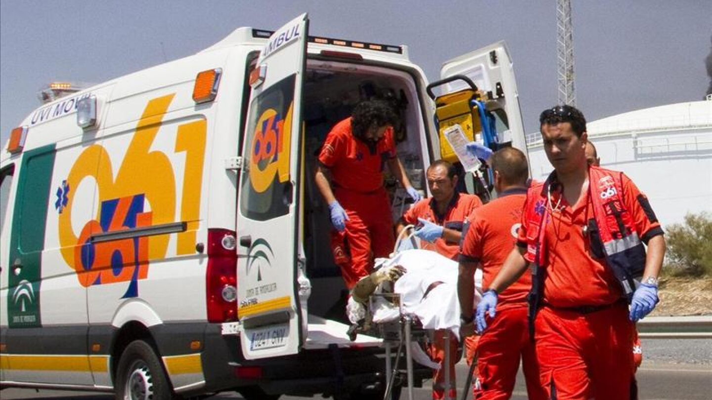 Miembros del 061 evac&uacute;an a un herido en un suceso (archivo)