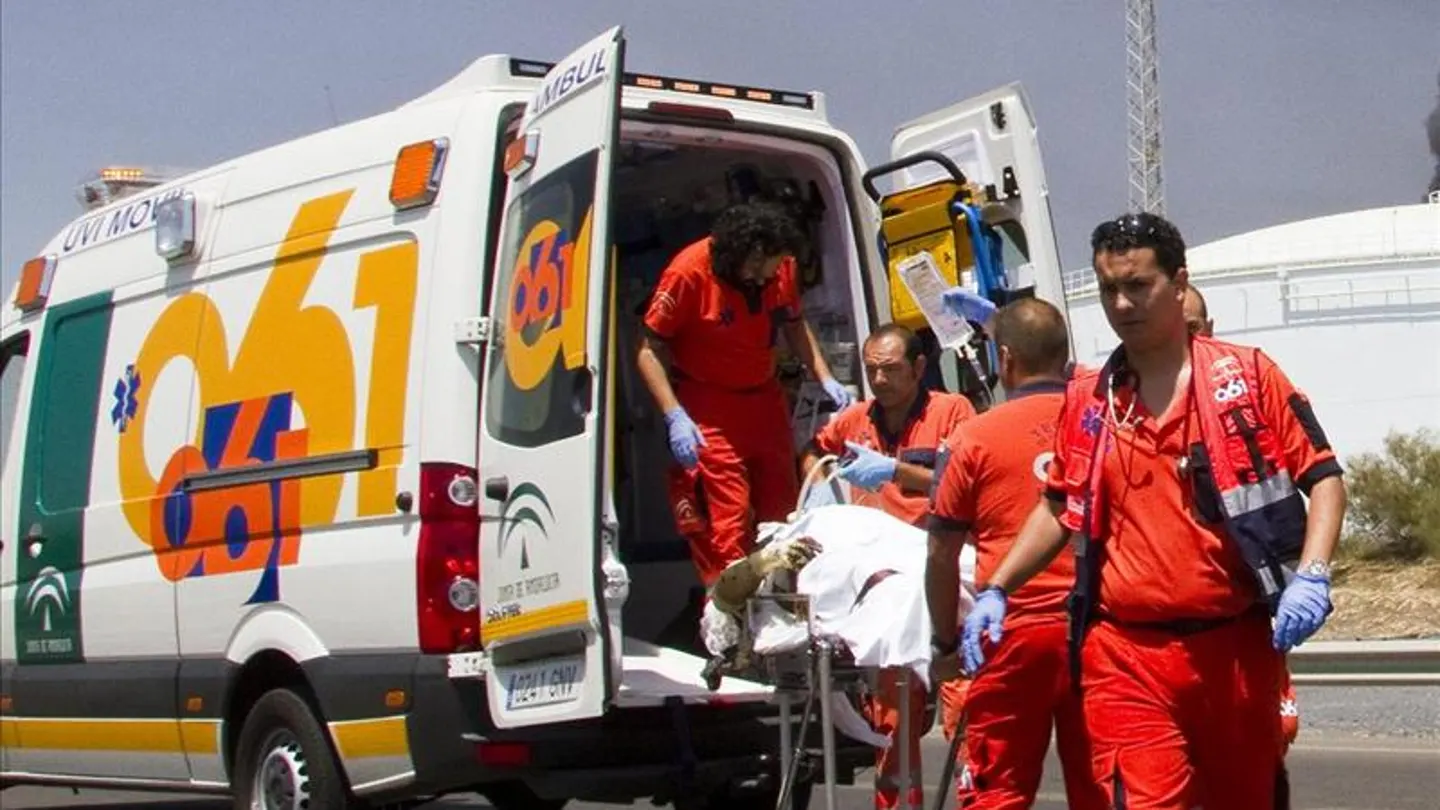 Miembros del 061 evacúan a un herido en un suceso (archivo) Miembros del 061 evacúan a un herido en un suceso (archivo)