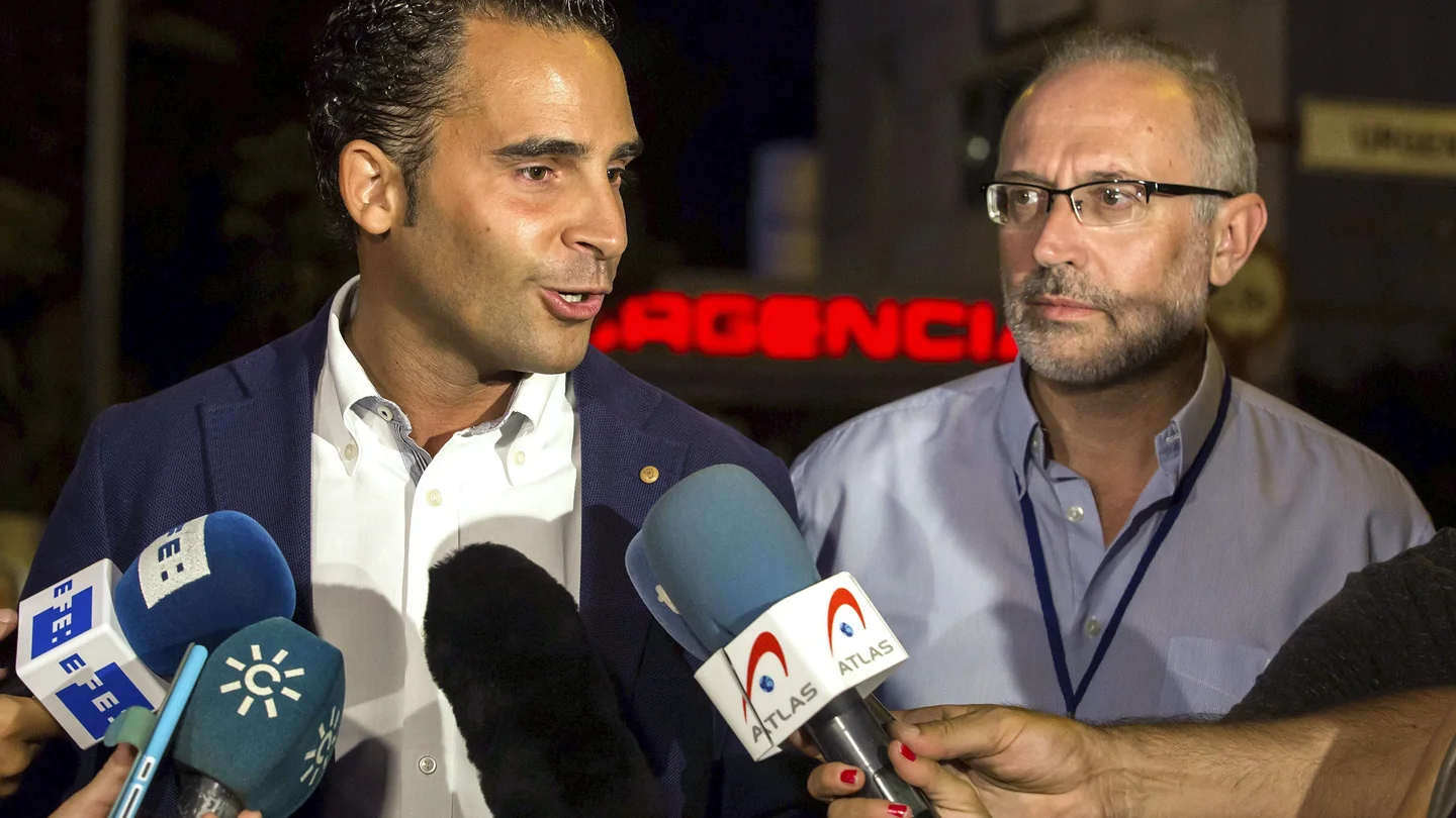 El delegado de salud de la Junta de Andalucía junto al director del Hospital Materno Infantil. El delegado de salud de la Junta de Andalucía junto al director del Hospital Materno Infantil.