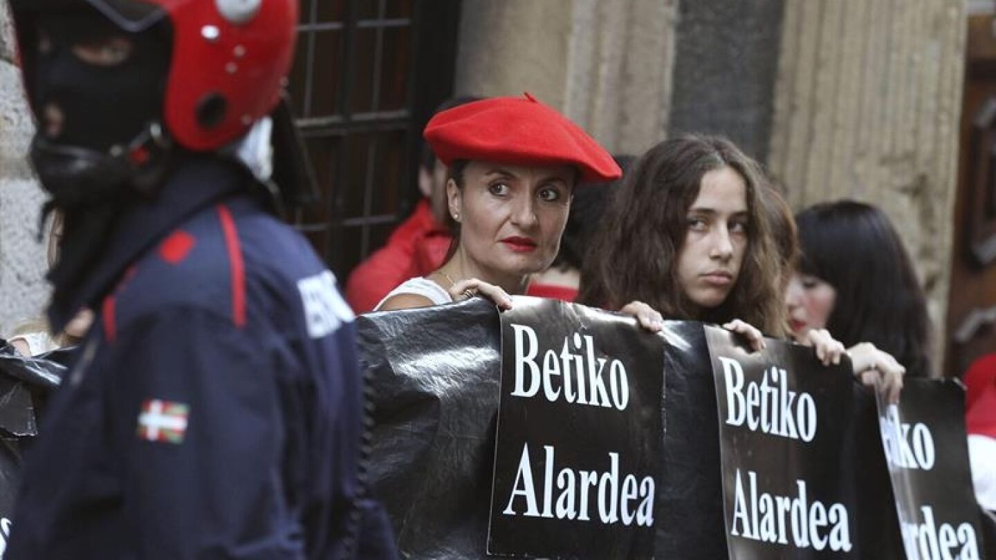 Defensoras del Alarde Tradicional protestan con pancartas por la participaci&oacute;n de la compa&ntilde;&iacute;a Jaizkibel
