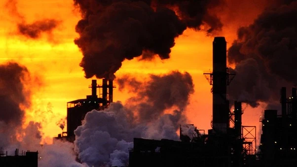 Chimeneas de una fábrica en pleno rendimiento 