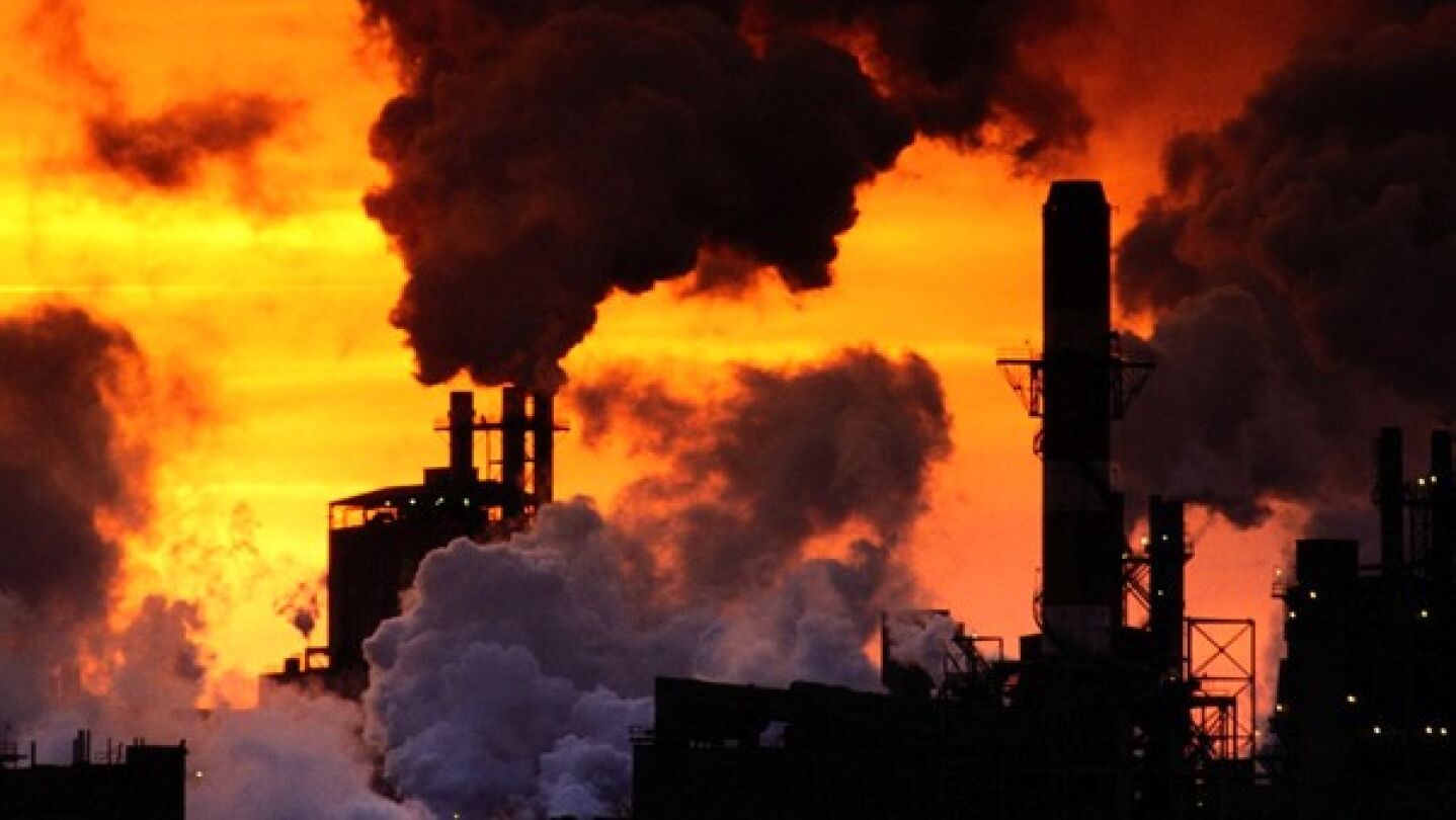 Chimeneas de una f&aacute;brica en pleno rendimiento 