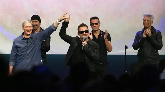 Bono, líder de U2, levanta la mano al director ejecutivo de Apple, Tim Cook Bono, líder de U2, levanta la mano al director ejecutivo de Apple, Tim Cook