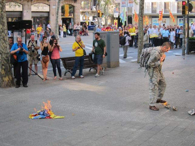 Un hombre quema una 'estelada' ante el monumento a Rafael Casanova Un hombre quema una 'estelada' ante el monumento a Rafael Casanova