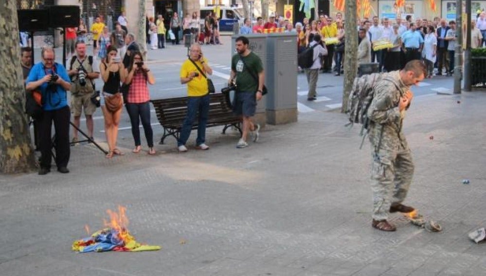Un hombre quema una 'estelada' ante el monumento a Rafael Casanova