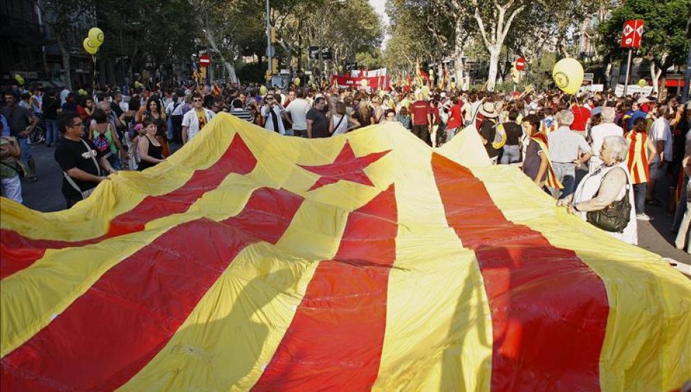 Vista de una gigantesca bandera en una manifestación independentista celebrada con motivo de la fiesta Nacional de Cataluña