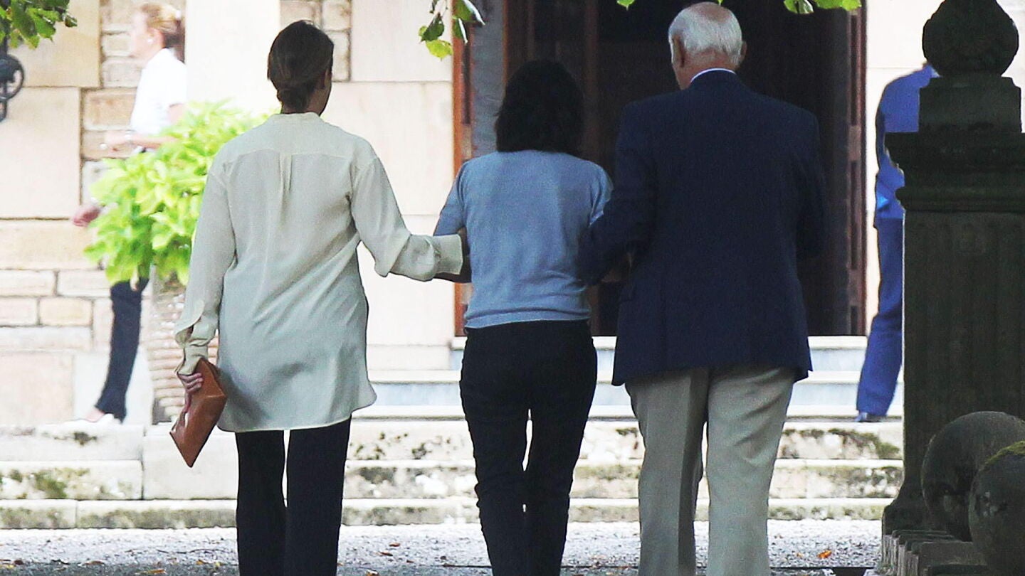 La hija de Emilio Bot&iacute;n, Carmen Bot&iacute;n (c) acompa&ntilde;ada por unos amigos camina hacia la casa del Promontorio