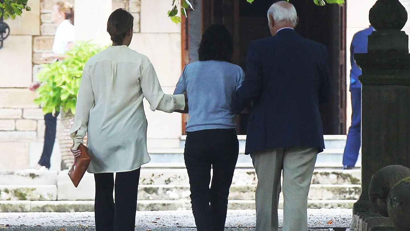 La hija de Emilio Botín, Carmen Botín (c) acompañada por unos amigos camina hacia la casa del Promontorio La hija de Emilio Botín, Carmen Botín (c) acompañada por unos amigos camina hacia la casa del Promontorio