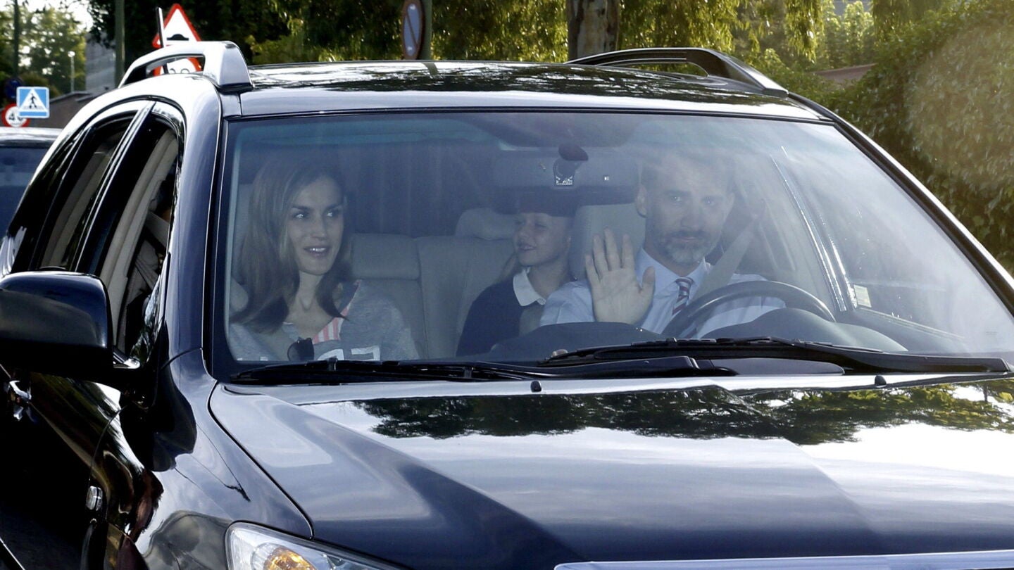 Los Reyes Felipe y Leticia acompa&ntilde;anan a la Princesa de Asturias y a su hermana al colegio