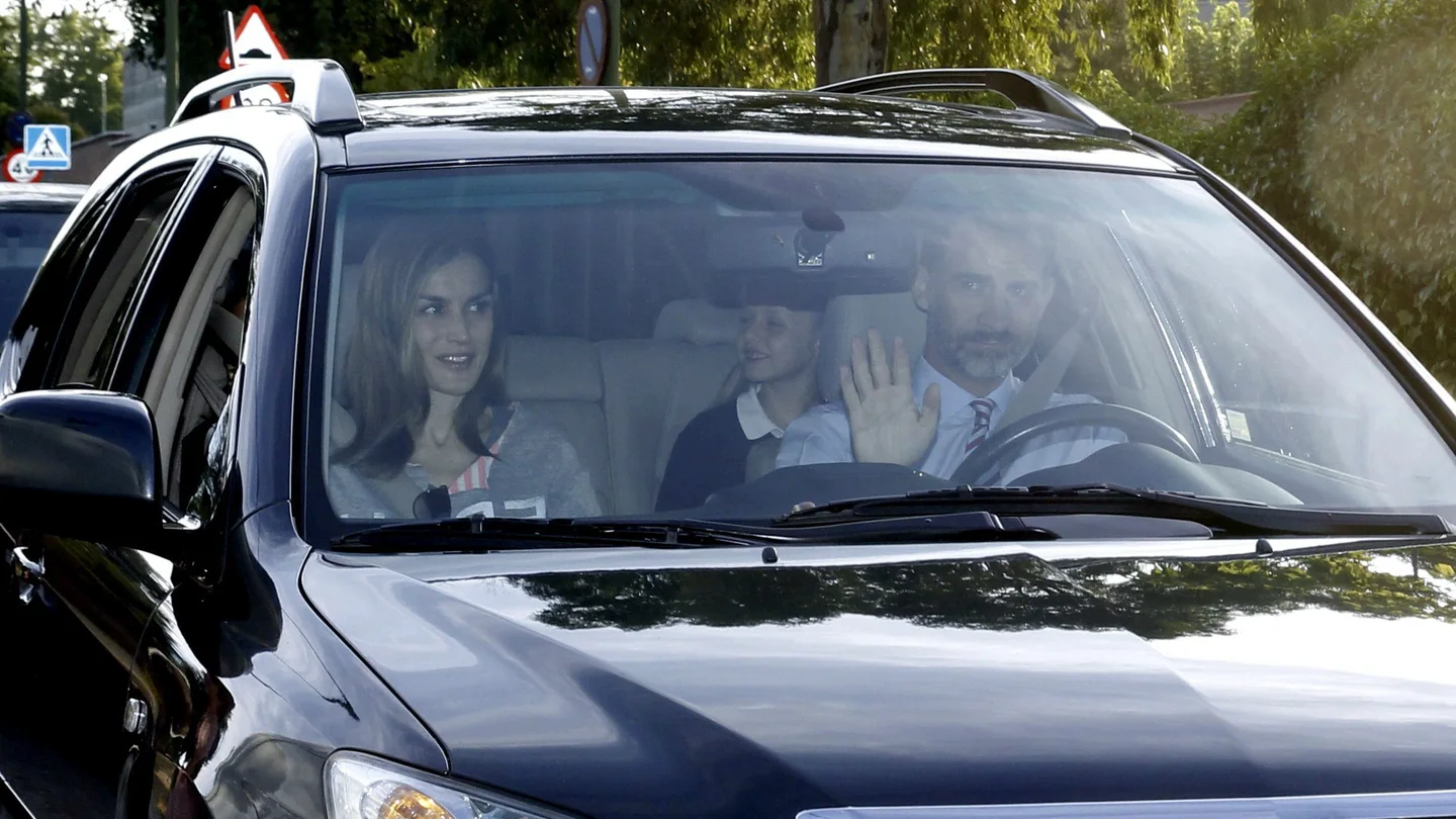 Los Reyes Felipe y Leticia acompañanan a la Princesa de Asturias y a su hermana al colegio Los Reyes Felipe y Leticia acompañanan a la Princesa de Asturias y a su hermana al colegio