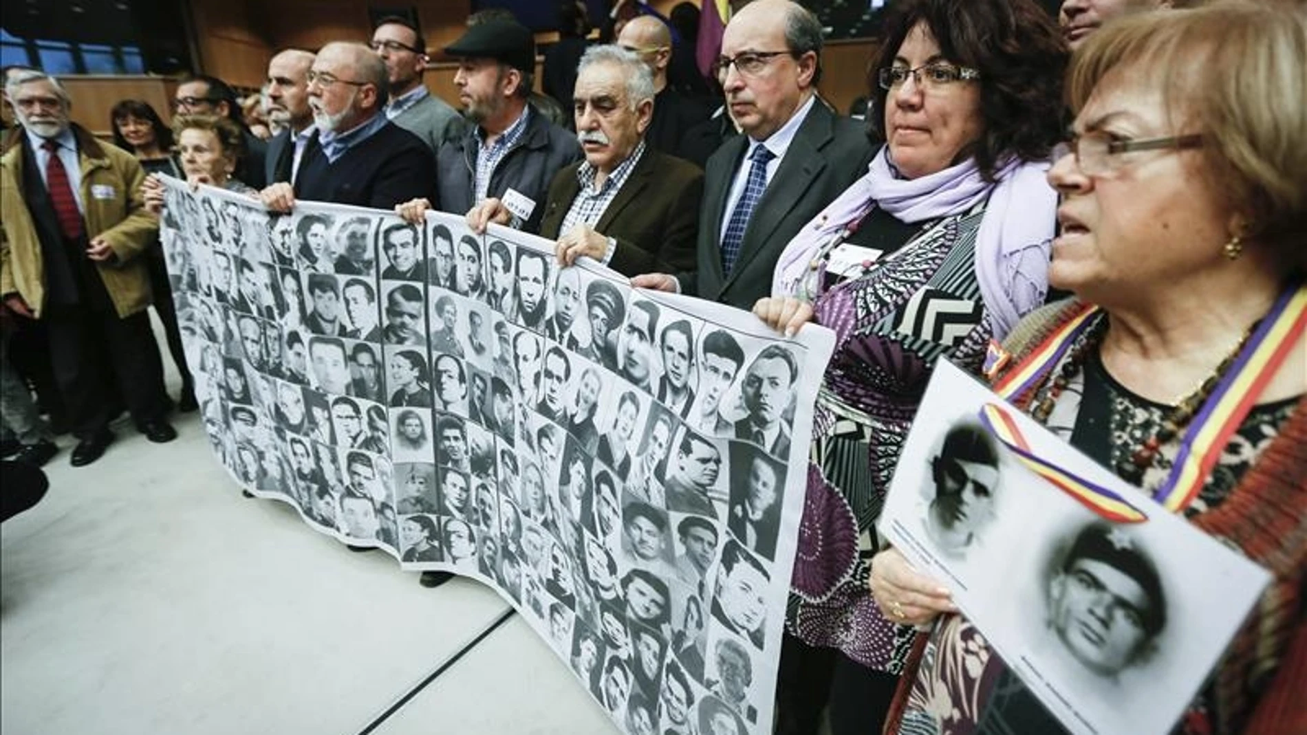 Imagen de archivo de familiares de las víctimas del franquismo