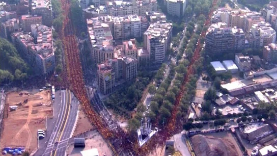 La 'V' formada en Barcelona por miles de catalanes La 'V' formada en Barcelona por miles de catalanes