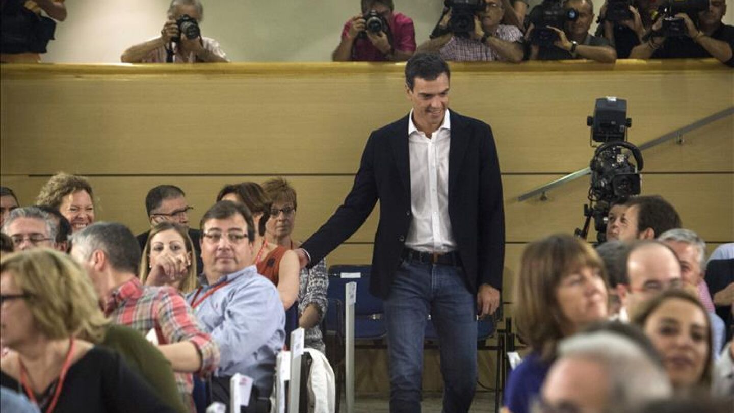 El secretario general del PSOE, Pedro S&aacute;nchez (c), a su llegada al Comit&eacute; Federal del PSOE