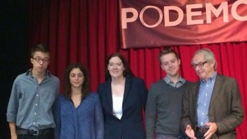 Los representantes de Podemos posan junto a Flesher, Jones y Loach