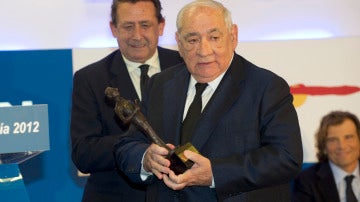 Isidoro Álvarez recogiendo un premio