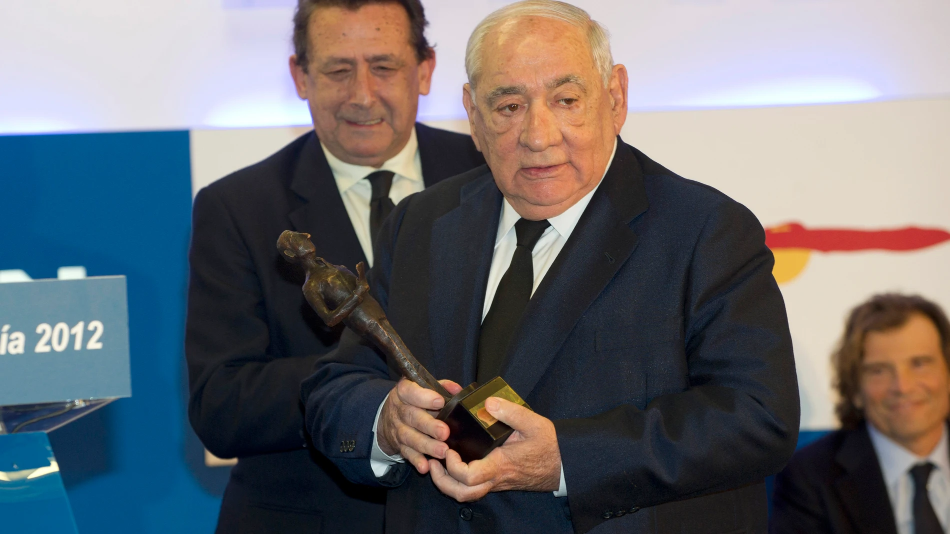 Isidoro Álvarez recogiendo un premio