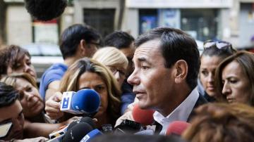 Tomás Gómez atiende a los medios a su llegada al Comité Federal del PSOE