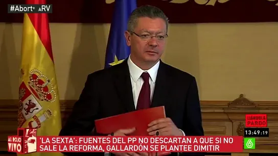 Albeto Ruiz Gallardón con una carpeta Albeto Ruiz Gallardón con una carpeta