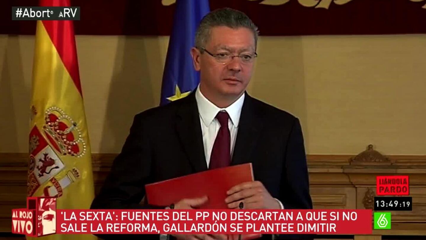 Albeto Ruiz Gallard&oacute;n con una carpeta