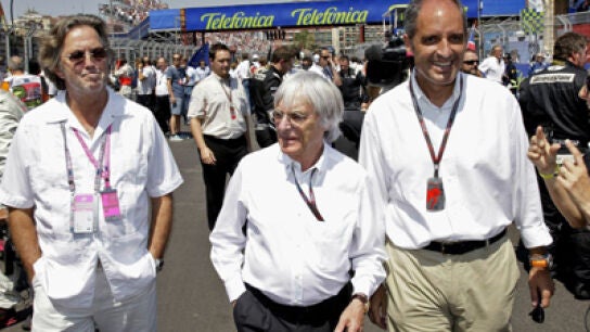 Francisco Camps junto al patr&oacute;n de la F&oacute;rmula Uno, Bernie Ecclestone y el m&uacute;sico Eric Clapton