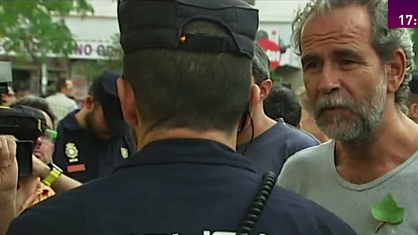 Willy Toledo intenta debatir con un policía Willy Toledo intenta debatir con un policía