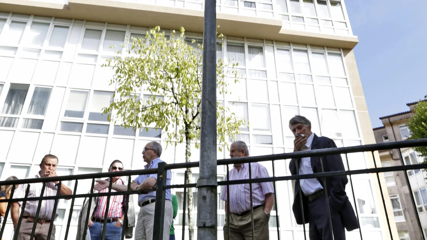 Algunos vecinos observan el lugar donde ha muerto la joven electrocutada Algunos vecinos observan el lugar donde ha muerto la joven electrocutada