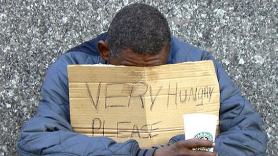 Un mendigo pide limosna en plena calle. Un mendigo pide limosna en plena calle.