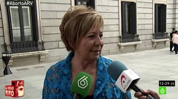 Celia Villalobos habla con la prensa