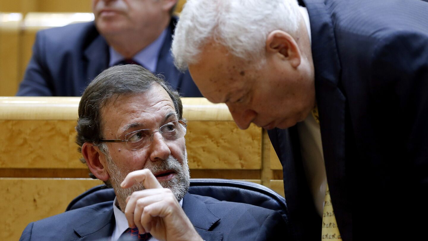 Rajoy conversa con el ministro de Asuntos Exteriores, Jos&eacute; Manuel Garc&iacute;a-Margallo