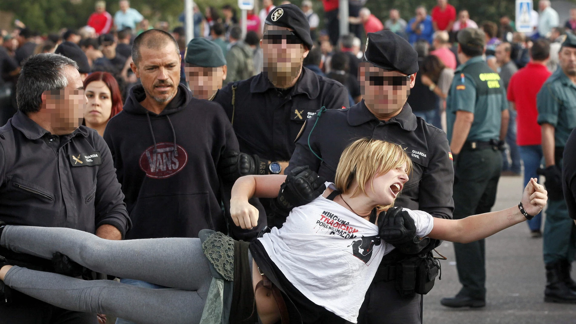 Un policía desaloja a un activista durante la celebración del Torneo del Toro de la Vega