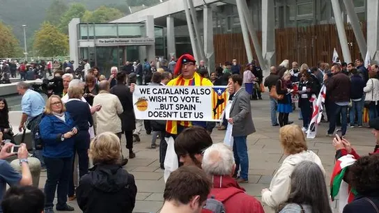 Un ciudadano pide la consulta en Cataluña frente el parlamento escocés Un ciudadano pide la consulta en Cataluña frente el parlamento escocés