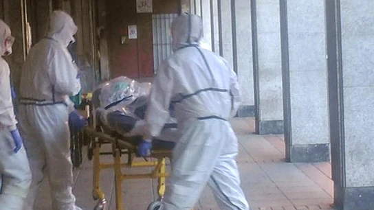 Los sanitarios atienden un posible caso de ébola en Madrid Los sanitarios atienden un posible caso de ébola en Madrid
