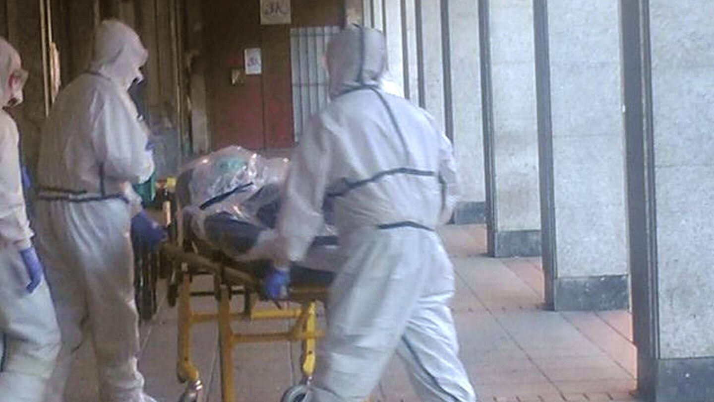 Los sanitarios atienden un posible caso de &eacute;bola en Madrid