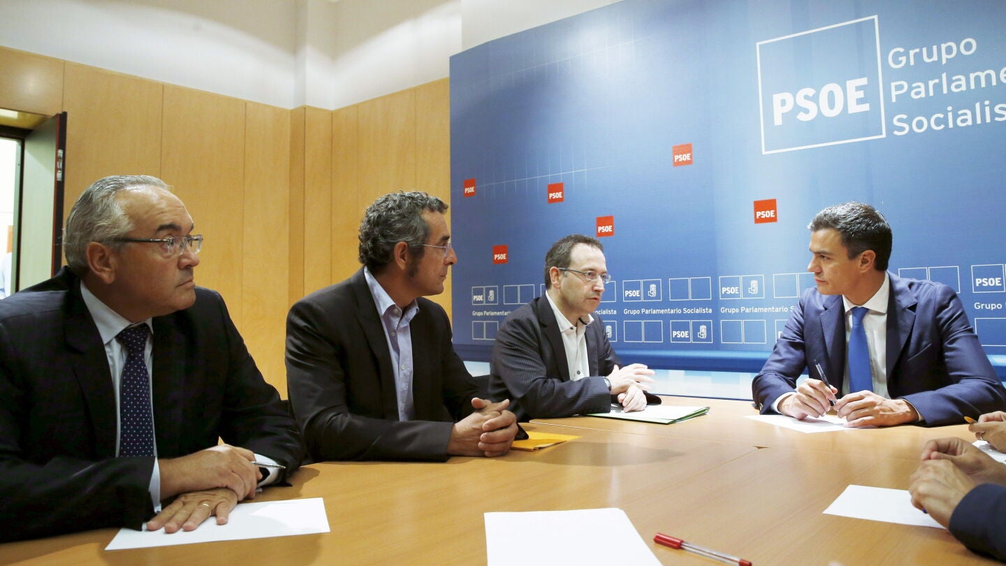  Pedro S&aacute;nchez durante una reuni&oacute;n en el Congreso