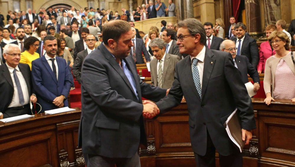 Artur Mas y Oriol Junqueras celebran la aprobación de la Ley de Consultas