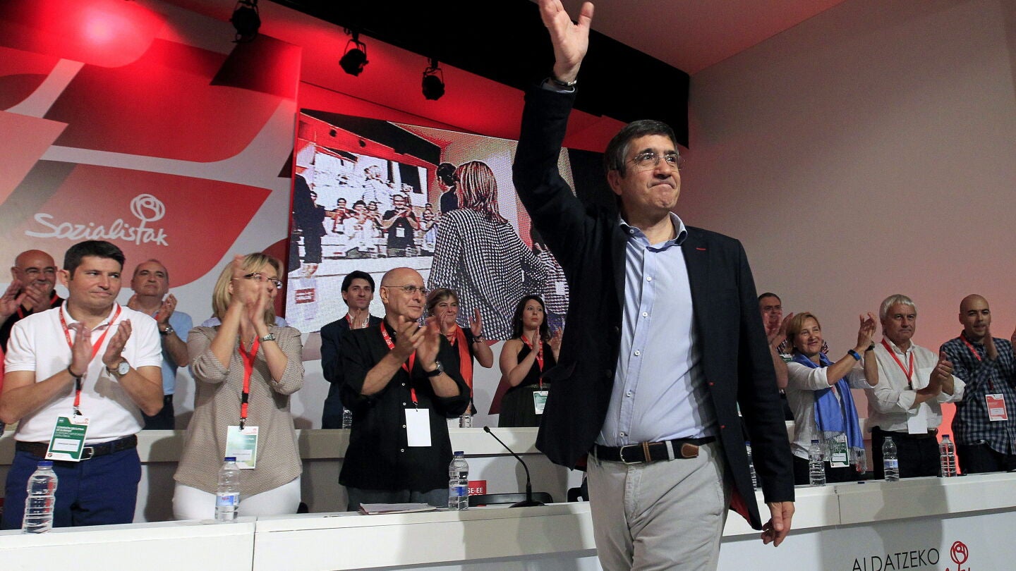 El hasta hoy secretario general del PSE-EE, Patxi L&oacute;pez saluda a los delegados