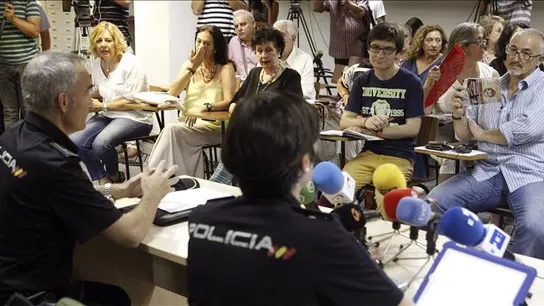 Agentes de la Policía dando una charla a los padres de Ciudad Lineal Agentes de la Policía dando una charla a los padres de Ciudad Lineal