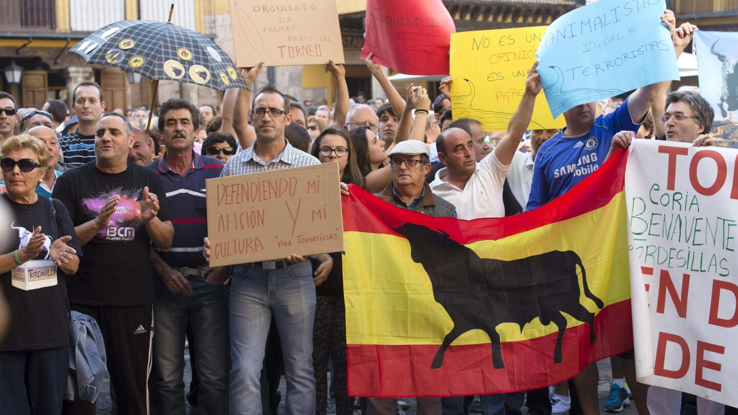 Los vecinos del municipio vallisoletano de Tordesillas durante la manifestaci&oacute;n que han realizado en la Plaza Mayor en favor del torneo del Toro de la Vega