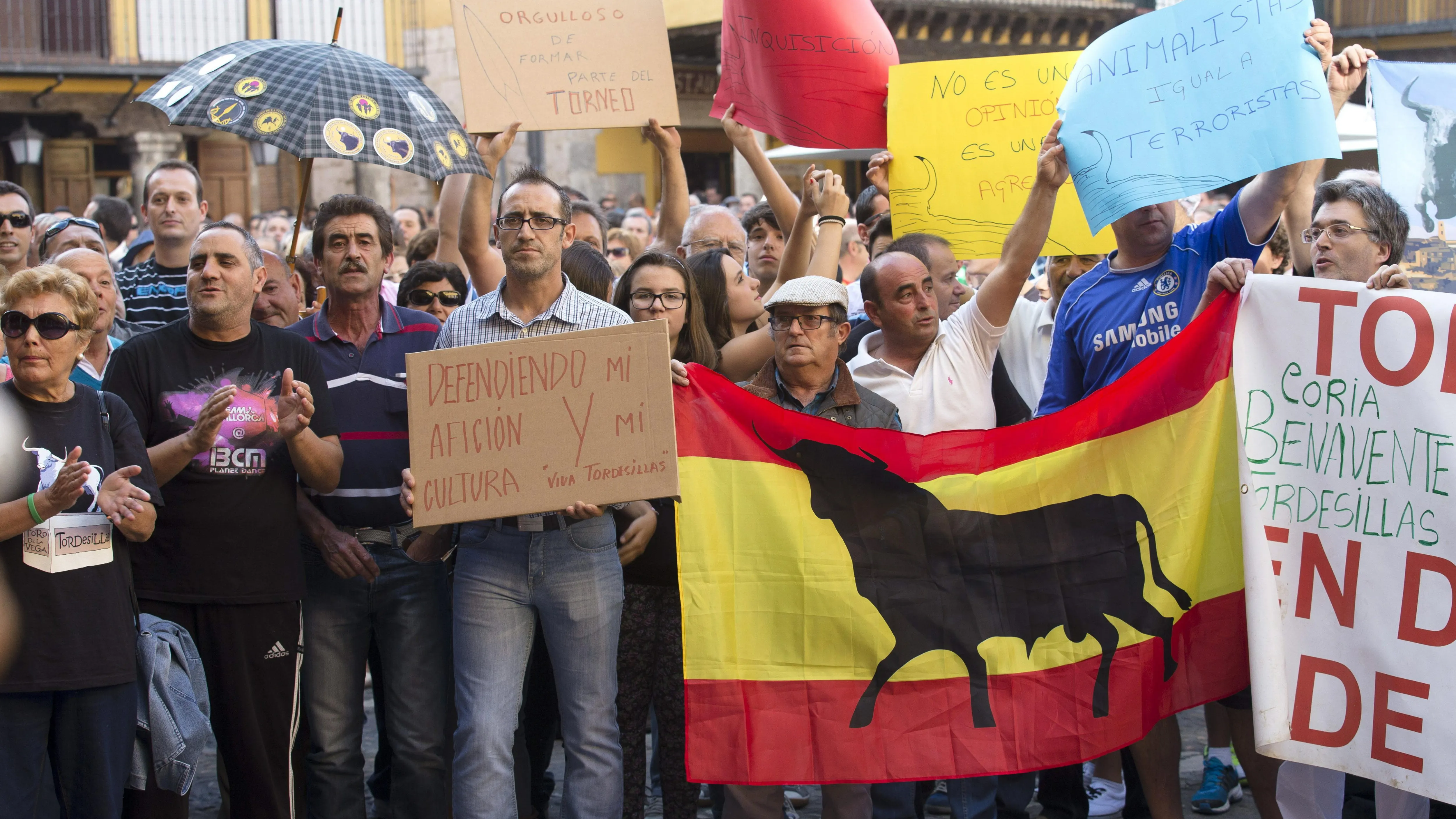 Los vecinos del municipio vallisoletano de Tordesillas durante la manifestación que han realizado en la Plaza Mayor en favor del torneo del Toro de la Vega