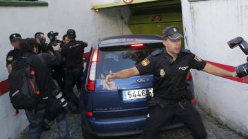 El coche policial camuflado con cristales tintados que traslada al presunto pederasta de Ciudad Lineal
