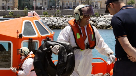 Salvamento Marítimo en una operación de rescate de inmigrantes Salvamento Marítimo en una operación de rescate de inmigrantes
