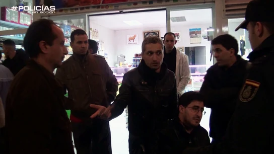 Los clientes marroquíes de un bar abuchean a los policías ante un registro Los clientes marroquíes de un bar abuchean a los policías ante un registro