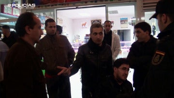 Los clientes marroquíes de un bar abuchean a los policías ante un registro