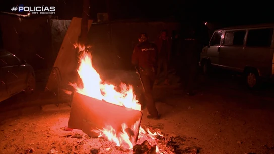 La policía patrulla La Cañada Real La policía patrulla La Cañada Real