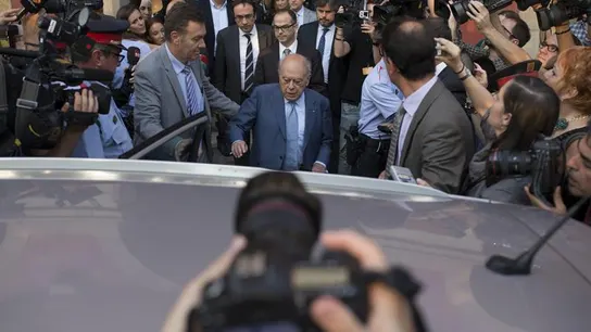 Abucheos a Pujol a la salida del Parlament Abucheos a Pujol a la salida del Parlament