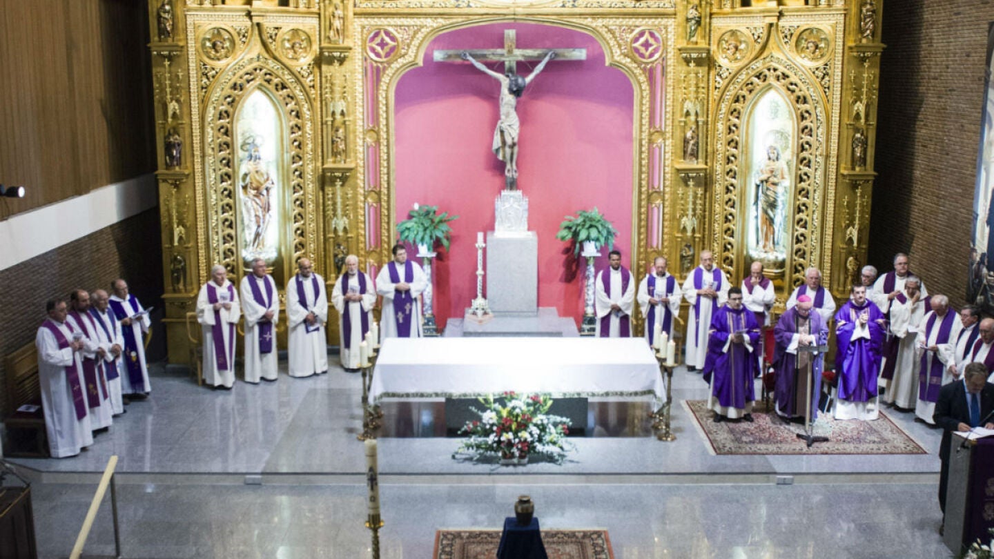 Funeral de Manuel Garc&iacute;a, el sacerdote fallecido por &eacute;bola