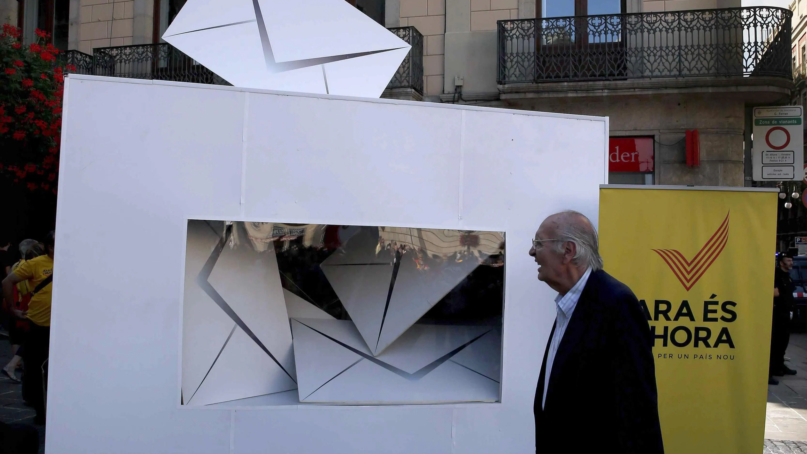Vista del reloj colocado en la plaza de Sant Jaume de Barcelona, que marca los días que faltan para el 9N Vista del reloj colocado en la plaza de Sant Jaume de Barcelona, que marca los días que faltan para el 9N