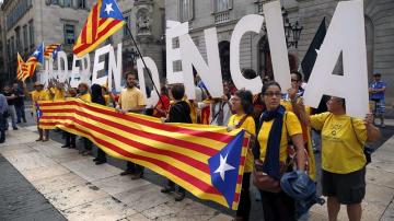 Algunas personas piden la independencia